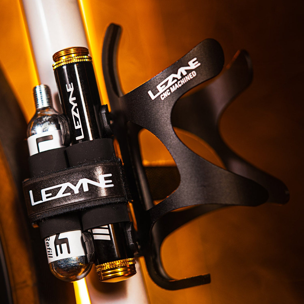 Černá opravná sada LEZYNE PRO Loaded pro bezdušové pláště + bombička CO2 20 g