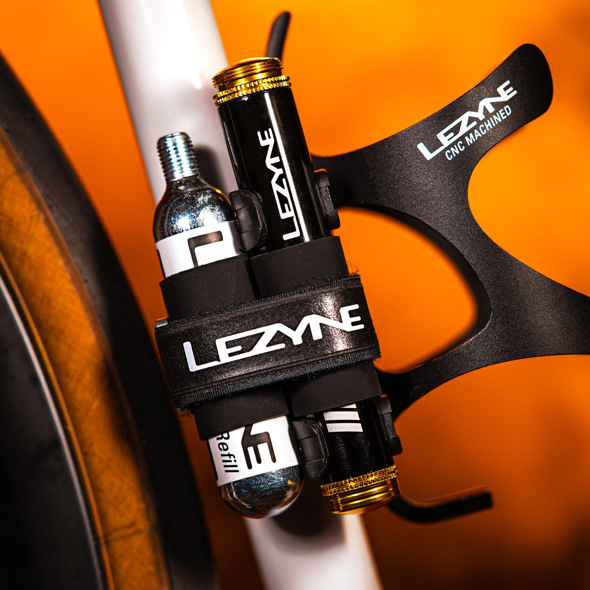 Černá opravná sada LEZYNE PRO Loaded pro bezdušové pláště + bombička CO2 20 g