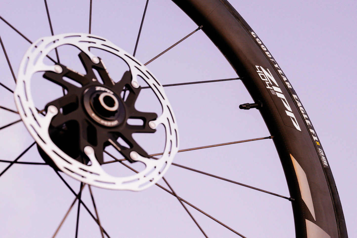 Roue Avant ZIPP 404 S A1 Tubeless Ready (Center Lock) Noir/Gris