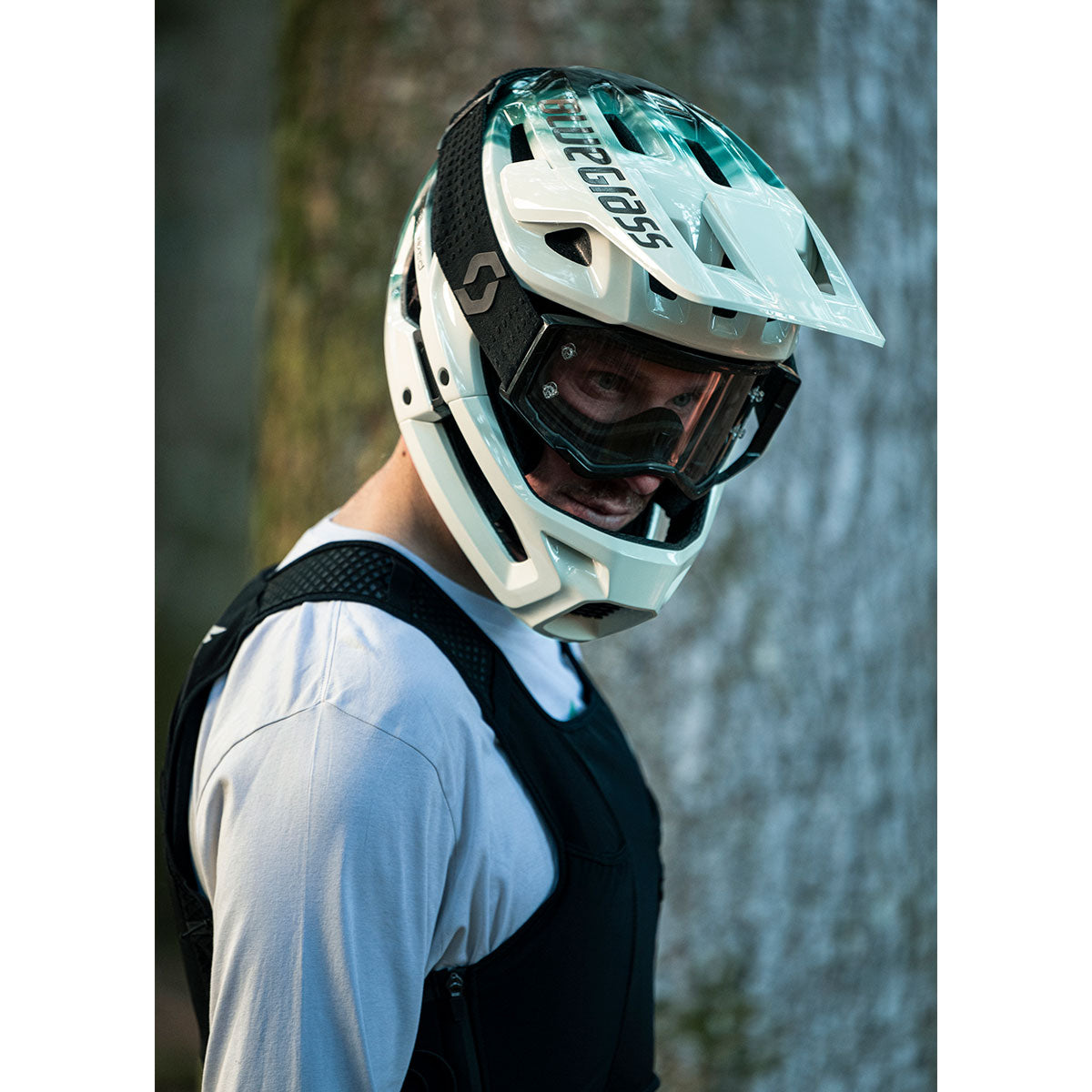 MTB helma BLUEGRASS VANGUARD CORE MIPS bílá/modrá