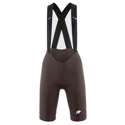 ASSOS UMA GT S11 pruunid naiste traksidega lühikesed rattapüksid — valgel taustal, 2000 × 2000