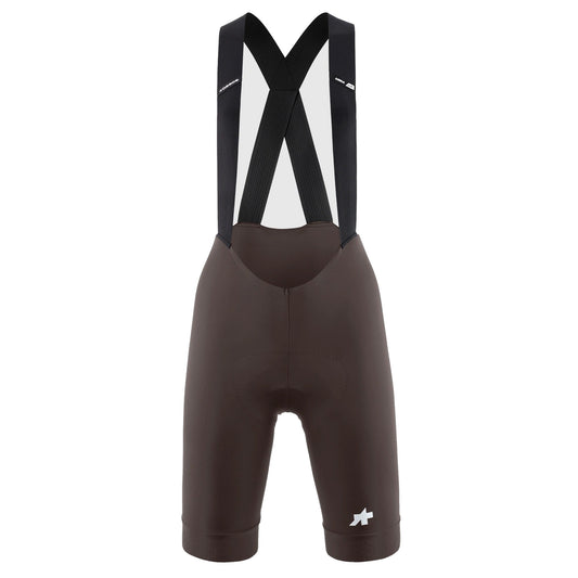 ASSOS UMA GT S11 pruunid naiste traksidega lühikesed rattapüksid — valgel taustal, 2000 × 2000