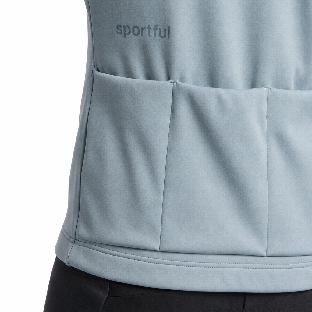 SPORTFUL CLASSIC 2 szürke női kerékpáros kabát hátsó zsebei, fehér háttér előtt