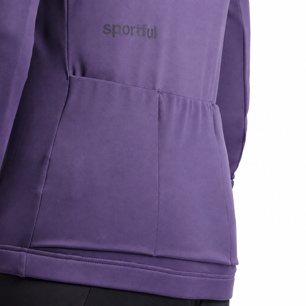 SPORTFUL CLASSIC 2 lila női kerékpáros dzseki, hátsó zsebek fehér háttér előtt