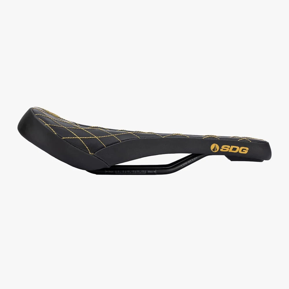 Sillín SDG BEL-AIR V3 MAX con raíles Lux-Alloy, negro y dorado, con pespuntes