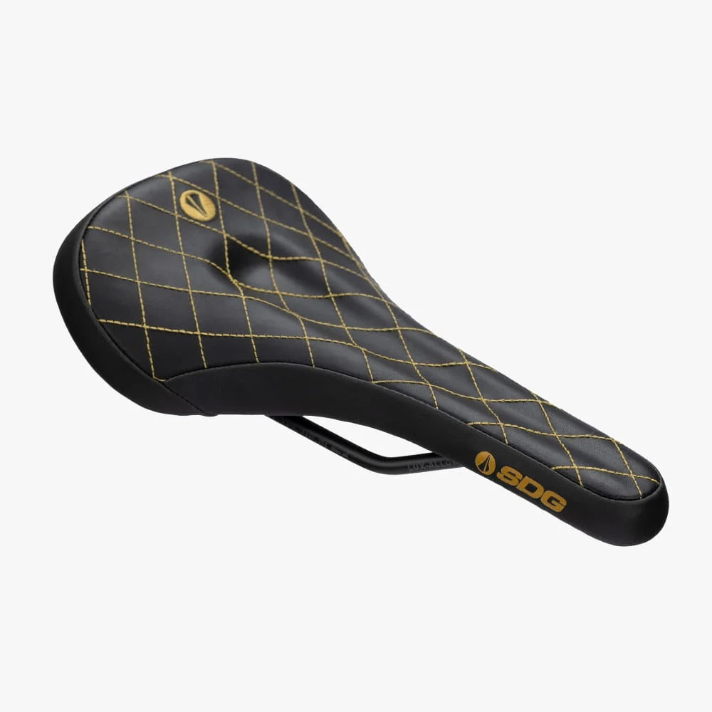 Sillín SDG BEL-AIR V3 MAX con raíles Lux-Alloy, negro y dorado, con pespuntes
