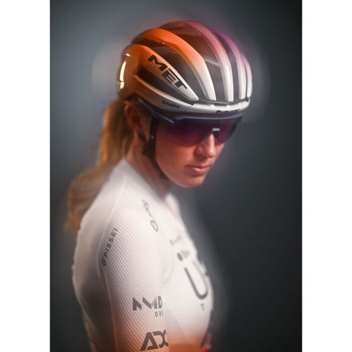 Casco Strada MET TRENTA 3K CARBON MIPS UAE TEAM ADQ 2026 Viola/Arancione
