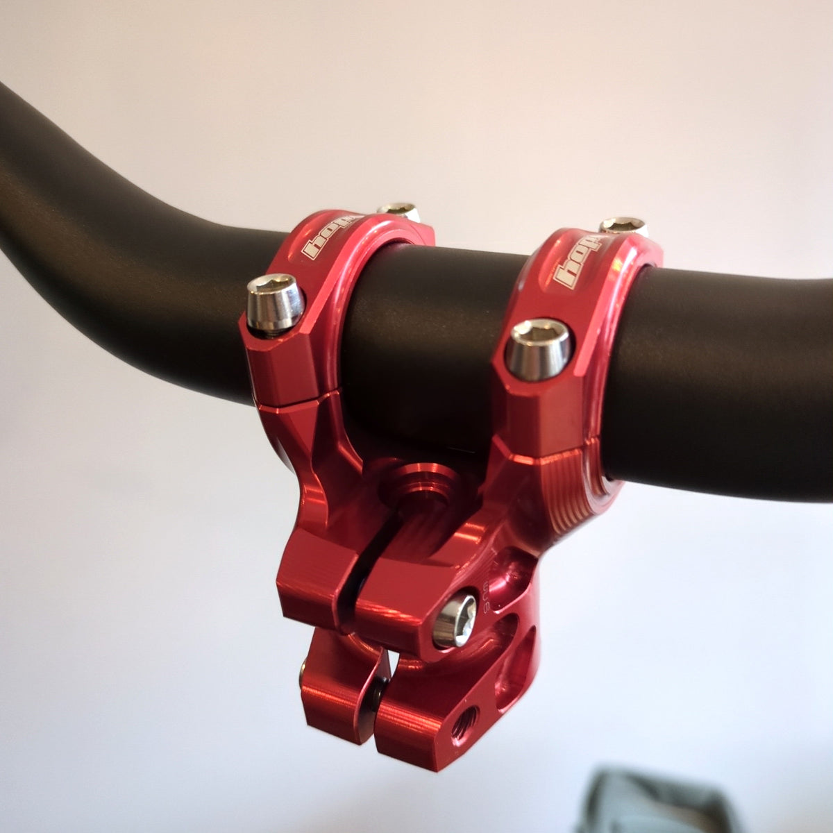 Červený predstavec HOPE GRAVITY 20 mm — pohľad zozadu, namontovaný na riadidlách