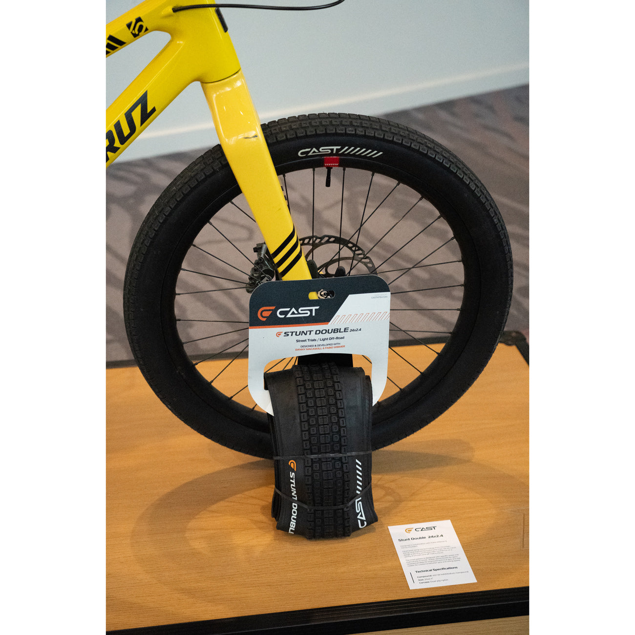 Dæk CAST STUNT DOUBLE 24x2.40 Tubeless Ready Sort